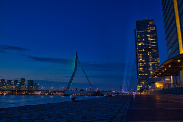 Obraz premium bridge and city skyline at night