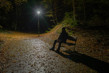 Nachtszene - Nebelweg in der dunklen Nacht mit einer Straßenlampe im Herbst	 - obrazy, fototapety, plakaty