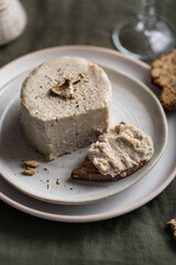 foie gras végétal faux gras truffe et champignon fait maison étalé sur tartine de pain grillé
