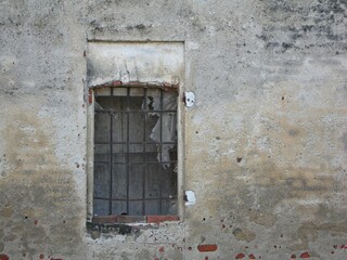 Fototapeta na wymiar Italy: Ruined window of the ancient house.