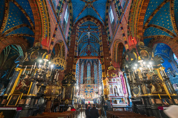 Fototapeta na wymiar Krakow, Poland December 17, 2021; View of the interior of St. Mary's Basilica in Krakow on the Main Square.