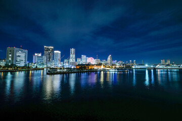 Fototapeta premium 神奈川県横浜市大さん橋から見たみなとみらいの夜景