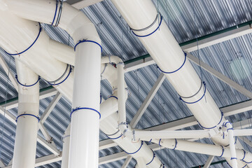 Industrial factory ceiling with flow distribution of ventilation