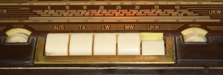 Ein altes Röhrenradio, UKW-Radioempfänger. Details eines Radio.