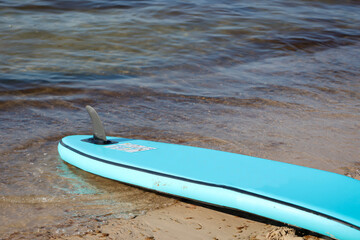 Details eines am Strand liegenden Standpaddel Brett. Stand Up Paddle Board.
