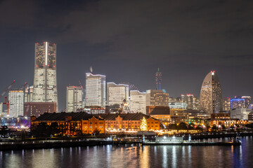 Fototapeta premium 神奈川県横浜市大さん橋から見た全館点灯したみなとみらいの夜景