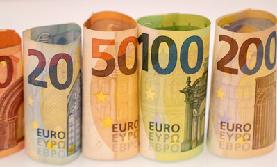 Rollen mehrerer Euro Banknoten, Euro Scheine stehen nebeneinander als eine Rolle zusammen.
