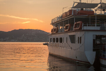 Barco en el amanecer sobre el mar Acapulco