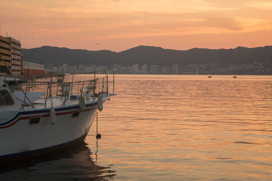 yate en el amanecer sobre el mar 