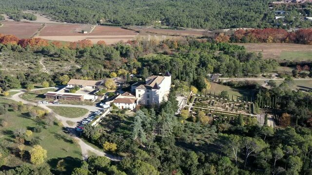 survol de l'arri&egrave;re pays de Montpellier en Occitanie dans le sud de la France et les sources du Lez