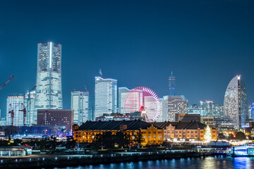 Naklejka premium 神奈川県横浜市みなとみらいのビルが全館点灯した夜景