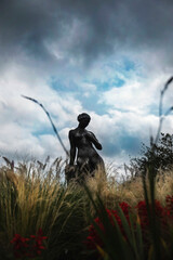 Statue féminine dans un jardin