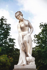 Statue féminine dans un jardin