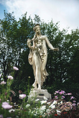 Statue féminine dans un jardin