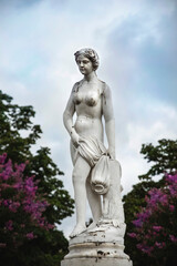 Statue féminine dans un jardin