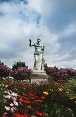 Statue féminine dans un jardin