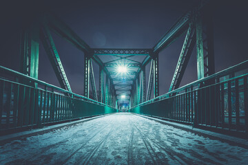 Nowoczesny żelazny most w nocy zimą. Most im. Heleny Sendlerowej w Opolu - obrazy, fototapety, plakaty