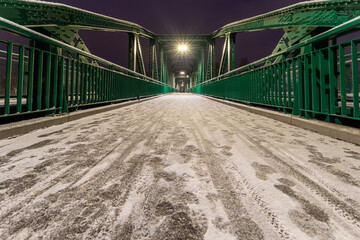 Nowoczesny żelazny most w nocy zimą. Most im. Heleny Sendlerowej w Opolu - obrazy, fototapety, plakaty
