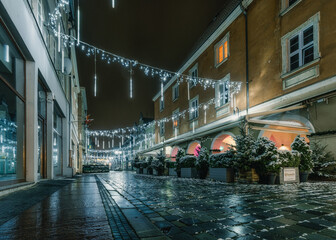 ulica Opola w nocy ze świątecznymi iluminacjami - obrazy, fototapety, plakaty