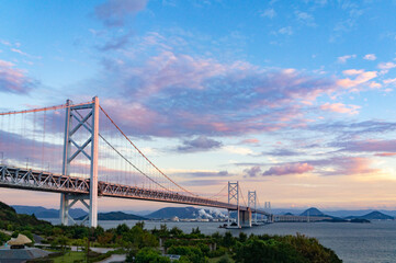 Fototapeta na wymiar 夕焼けが映る瀬戸大橋、与島から撮影、10月