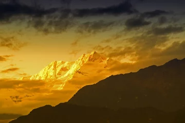 Papier Peint photo Kangchenjunga Beautiful last light from sunset on Mount Kanchenjugha, Himalayan mountain range, Sikkim, India. color tint on the mountains at dusk