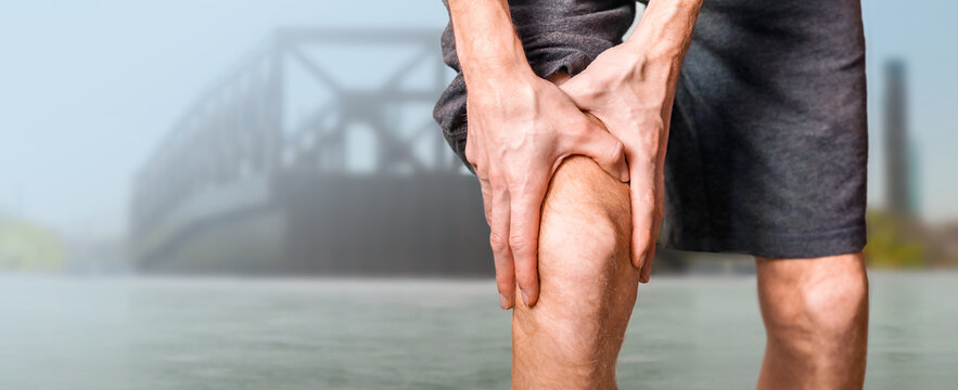 Man with knee pain, arthrosis of the knee in the city.
