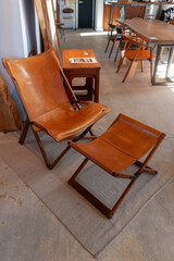 革製のデッキチェアーとオットマン