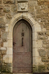 porte ancienne avec un heurtoir