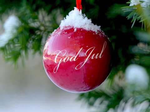 Weihnachtskugel mit der Aufschrift "God Jul" Frohe Weihnachten