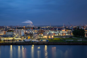 Obraz premium Industriehafen in Hamburg bei Nacht