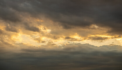 Ciel avec nuages au coucher de soleil.	