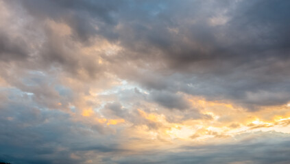 Ciel avec nuages au coucher de soleil.	