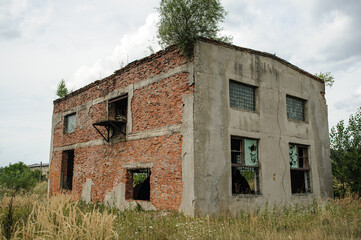 Fototapeta na wymiar an old abandoned building on the field