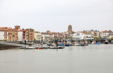 Fototapeta na wymiar san juan de luz puerto mar rio pueblo vasco francés francia 4M0A9297-as21