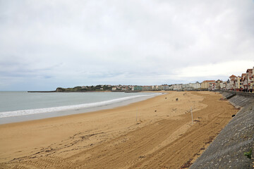 san juan de luz playa casas con puentes pasarela con ventanas rojas pueblo vasco francés francia  4M0A9512-as21