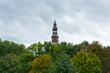 Wieża luterańskiego kościoła. Hanower, Dolna Saksonia, Niemcy. - obrazy, fototapety, plakaty