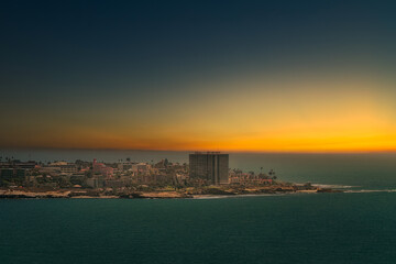 Fototapeta premium 2021-12-27 THE LA JOLLA SHORELINE AND THE VILLAGE AREA WITH A SETTING SUN AND A CLEAR SKY
