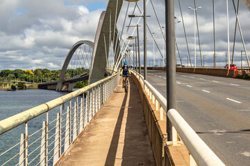 Ponte Juscelino Kubitschek, também conhecida como Ponte JK. Fica em Brasília e é obra dos...