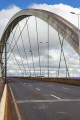 Obraz premium Detalhe da Ponte Juscelino Kubitschek, também conhecida como Ponte JK. Fica em Brasília e é obra dos arquitetos Alexandre Chan e Mário Vila Verde.