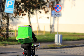 Kurier na rowerze, dostarcza jedzenie na ulicach miasta.		