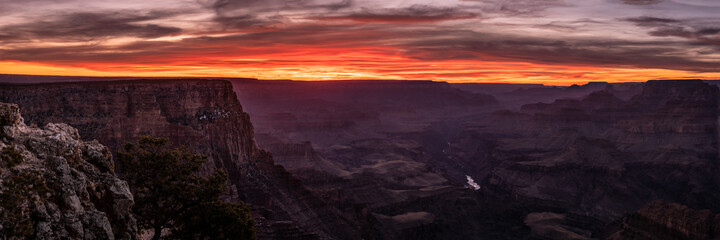 Fototapeta na wymiar Pink Sunset Lights up the View of the Grand Canyon