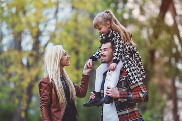 Obraz premium Family walk autumn