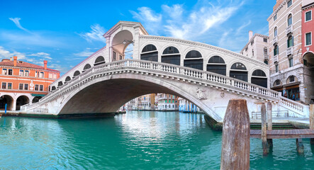 Rialto bridge on The Grand Canal in Venice, Italy. Romantic architecture of Venice on a bright sunny day. - obrazy, fototapety, plakaty
