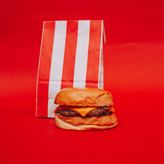 Hamburguesas en un fondo pleno color rojo