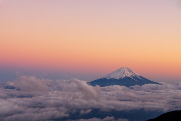 夕暮れ時の富士山と雲海　南アルプス・鳳凰三山からの眺望