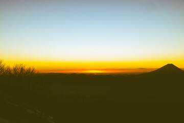 夜明け前の風景　南アルプス（観音岳）　日の出と富士山