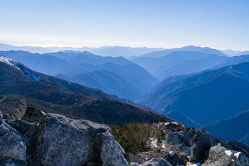 Fototapeta na wymiar 鳳凰三山からの遠望　幻想的な風景　南アルプス　冬