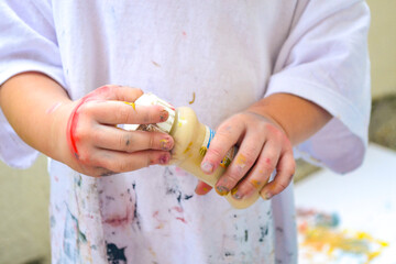 manitos de una niña pintando
