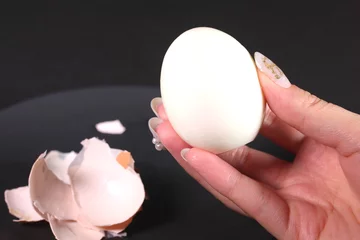 Foto auf Leinwand ゆで卵の殻を剥く女性の手 © rifotolia
