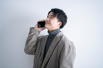 携帯電話を使う男性